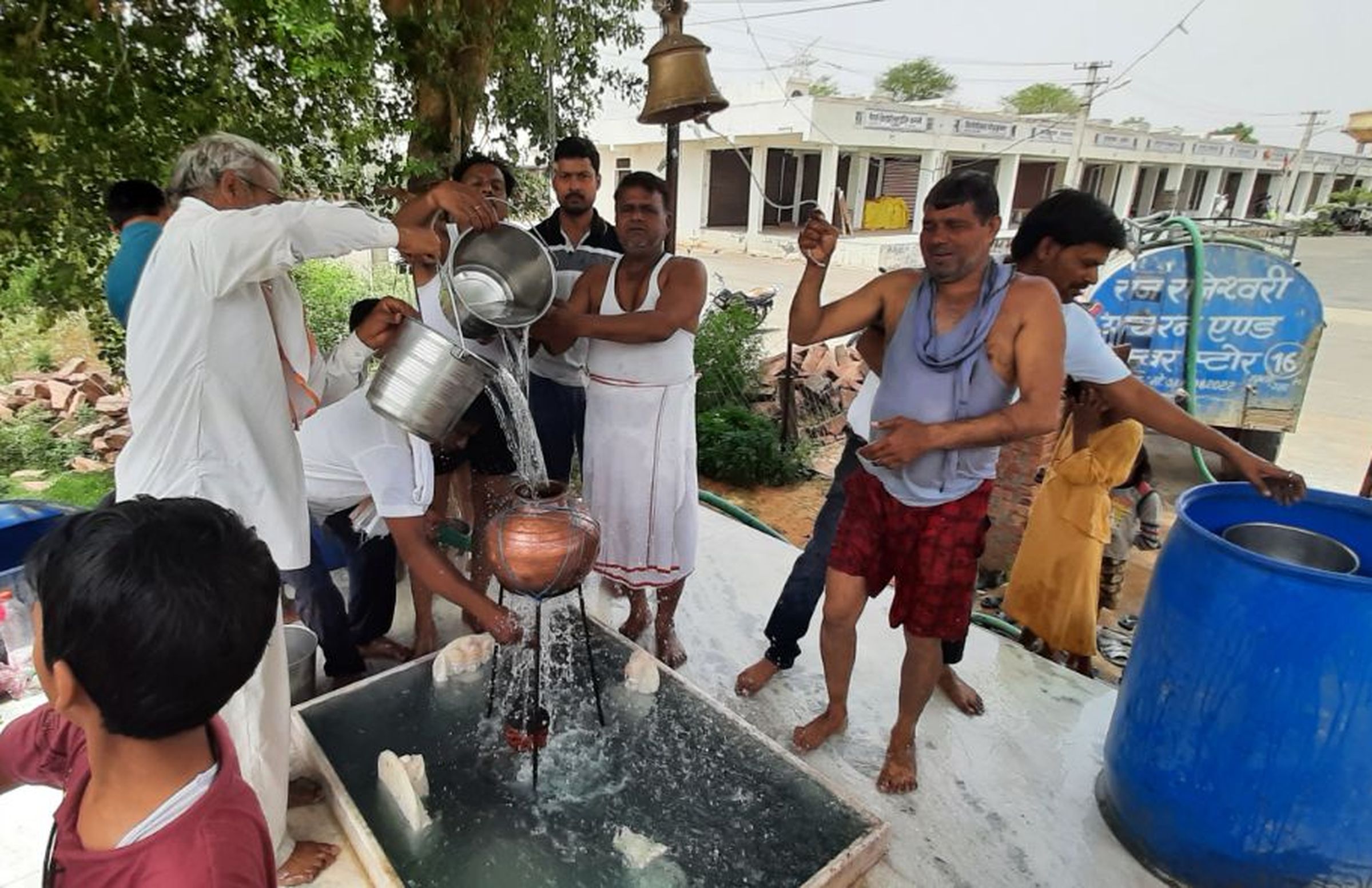 कृषि उपज मण्डी में गूंजे बम-बम भोले के स्वर, जलाभिषेक कर भगवान शिव का किया शृंगार