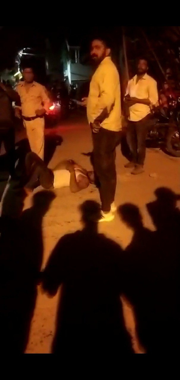 Mob lynching: भीड़ ने पुलिसकर्मी के सामने ही युवक को पीटकर मार डाला