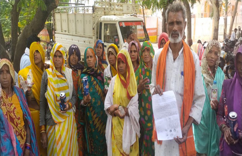Women reached the collectorate with a bottle of liquor in their hands