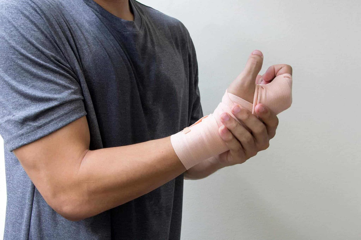 Wrist Pain: काम करते करते कलाई के नसों में होन लग जाता है दर्द, तो इन उपायों को अपना सकते हैं