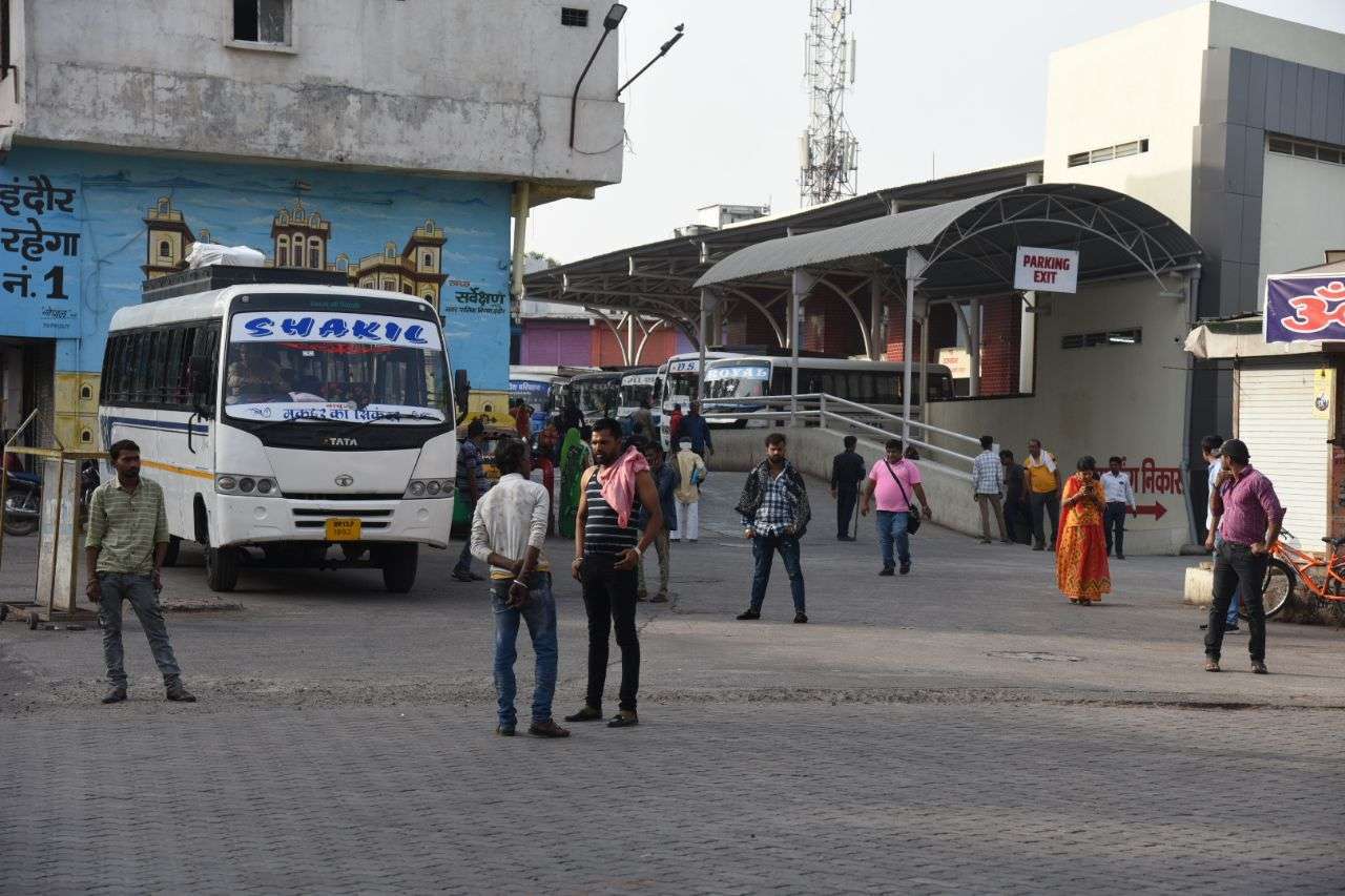 बसों के आगे बे-बस व्यवस्था: रुक-रुक बैठाते सवारी, परेशान हो रहे वाहन चालक सरवटे से स्टेशन तक पहुंचने में लगा देते आधा घंटा
