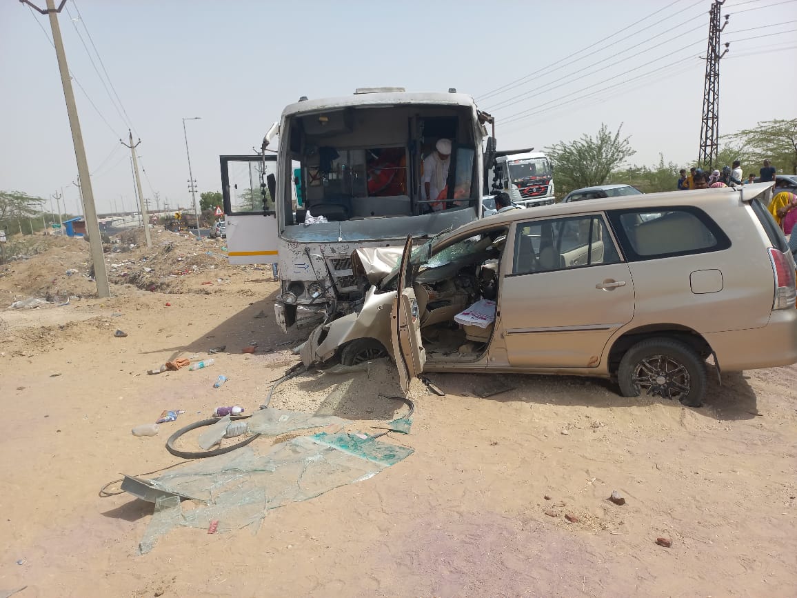 परीक्षा देकर गांव लौट रहे छात्रों की कार बस से भिड़ी, एक की मौत
