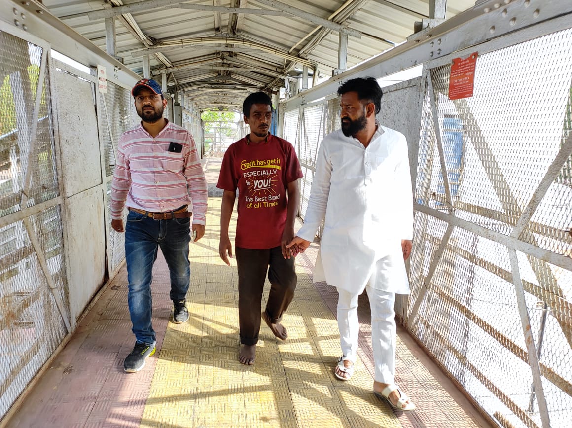 दृष्टिहीन दिव्यांग को ट्रक चालक ने बनाया बंधक, पैसे छिने