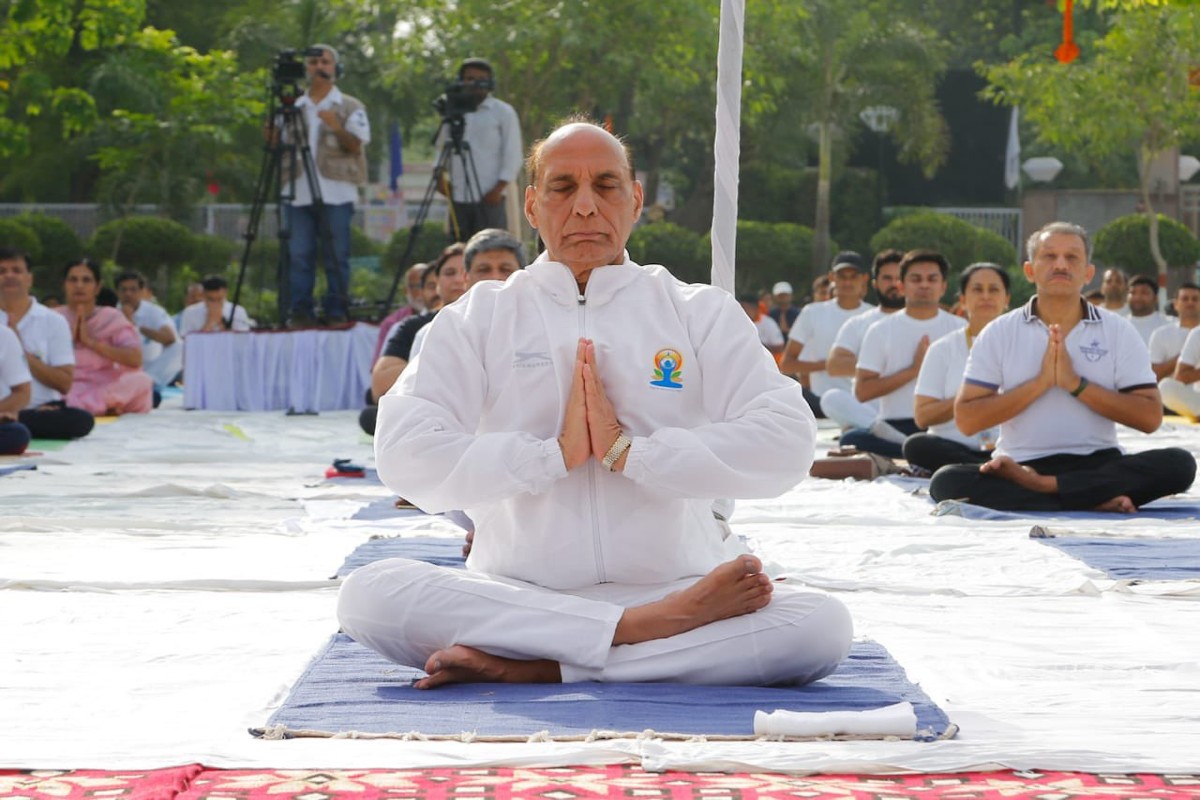rajnath-singh-attended-international-yoga-day-countdown-program.jpg
