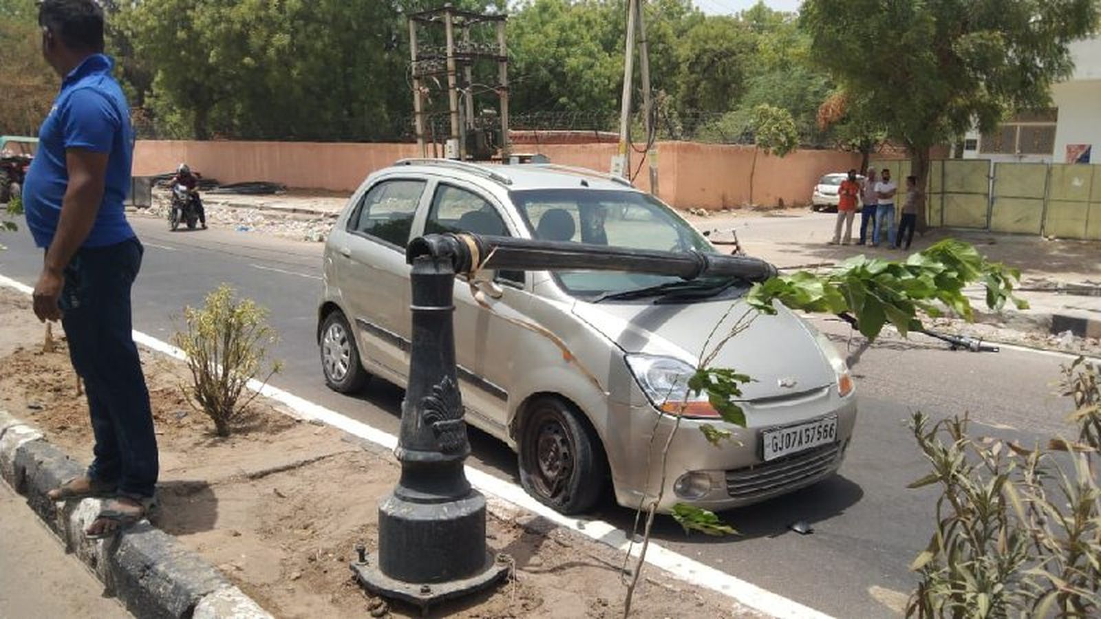 Pole fall down on Car : चलती कार पर गिरा बिजली का पोल, video में जानें फिर क्याू हुआ