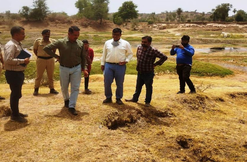 राजस्थान में कलक्टर को पुलिस थाने के पीछे मिले अवैध खनन के निशान