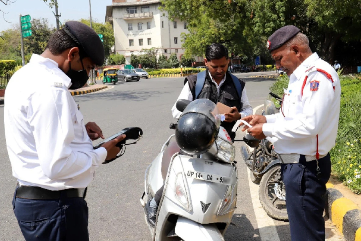 New traffic rules : हेलमेट पहनकर वाहन चलाने पर भी कट सकता है 2000 रुपये का चालान, जानें नया नियम