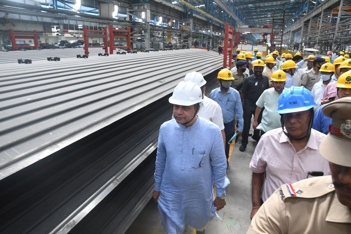 रेलवे को मिलेगी रफ्तार! रेल मंत्री अश्विनी वैष्णव ने 15 अगस्त 2023 तक 75 वंदे भारत ट्रेनों के उत्पादन की कही बात