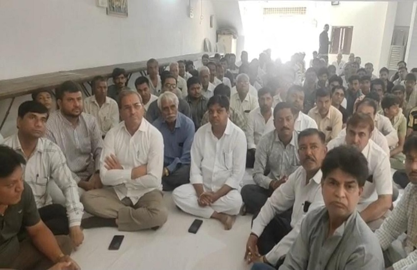 Gujarat Hindi News : 12 श्रमिकों का एक साथ अंतिम संस्कार, शोक में डूबा हलवद बंद रहा