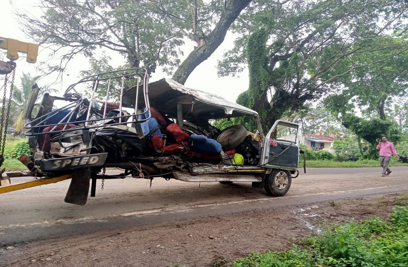 पेड़ से वाहन टकराया, 9 की मौत