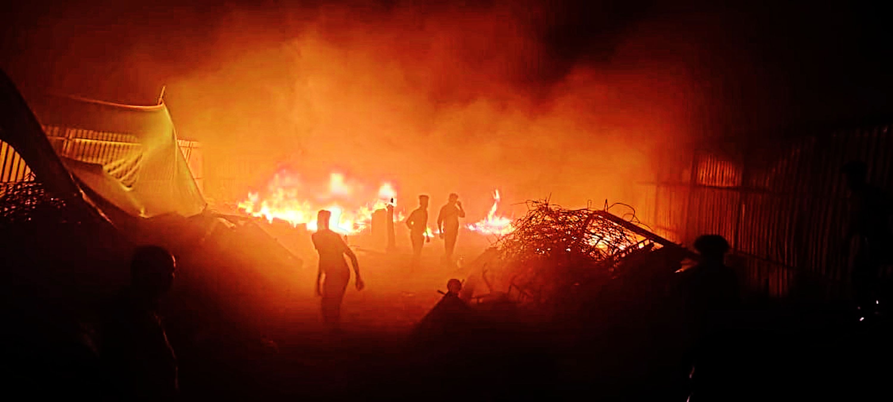 गोदाम में लगी भीषण आग