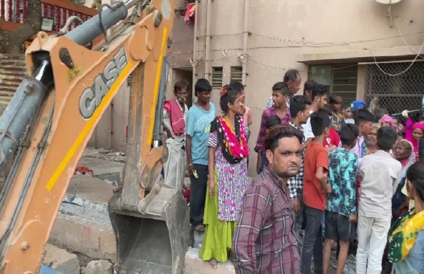 Ahmedabad: जेसीबी की टक्कर से गिरी दीवार, पिता-पुत्री की मौत