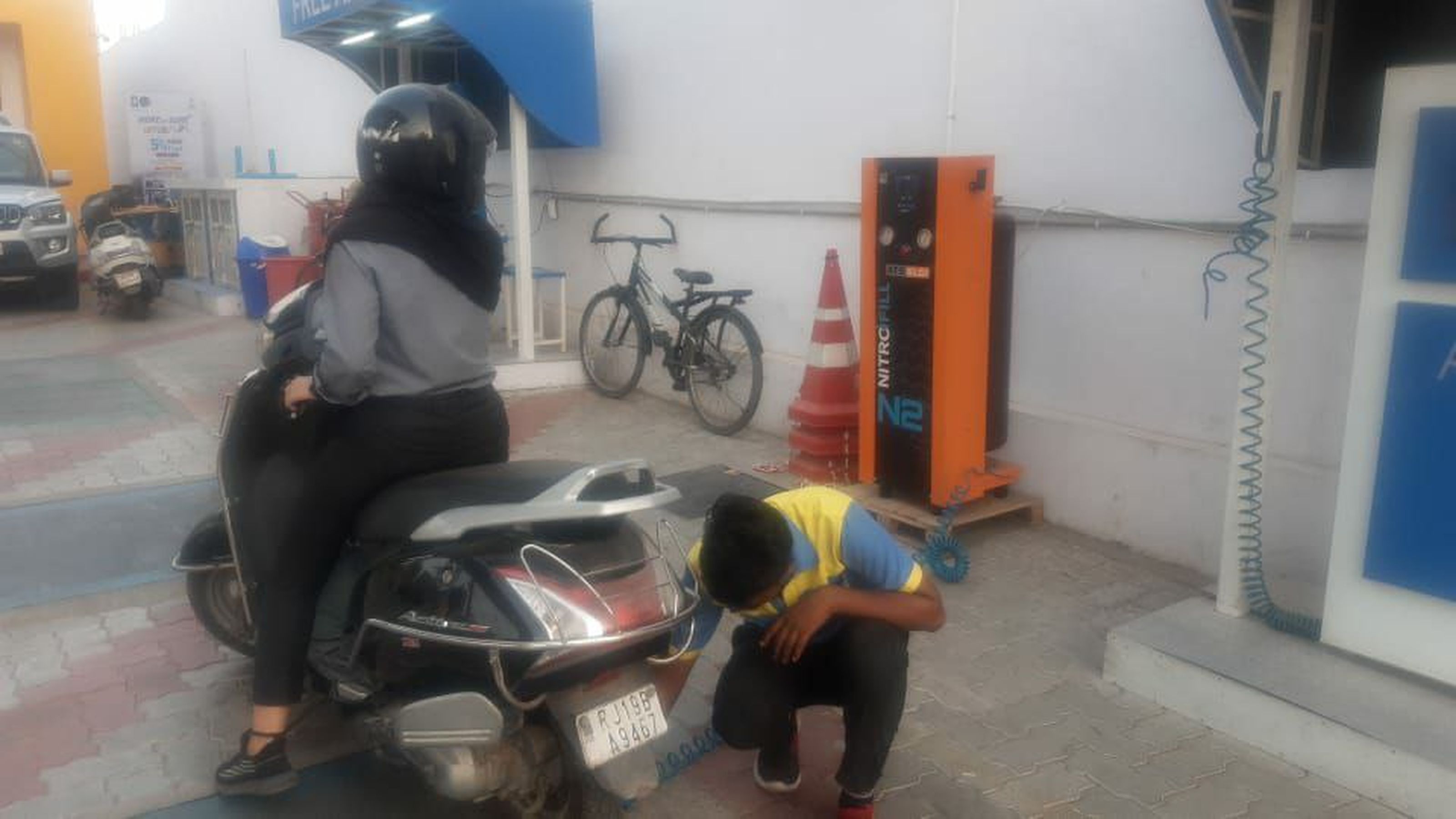 Petrol: शहर में पहली बार पेट्रोल पंप पर लगा नाइट्रोजन गैस का पंप