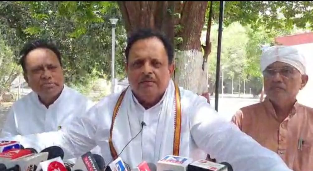 POLITICAL NEWS: कांग्रेस सरकार आई तो आदिवासियों को मिलेगा अधिकार पत्र