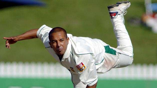south-africas-spin-bowler-paul-adams-shows-his-unique-action-on-day-two-of-the-first-cricket22.jpg