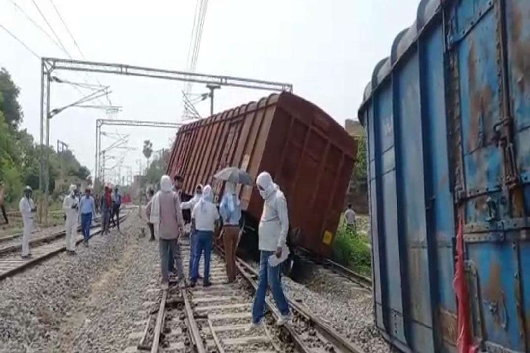 वाराणसी के सिटी स्टेशन व वाराणसी जंक्शन के बीच डिरेल हुई मालगाड़ी