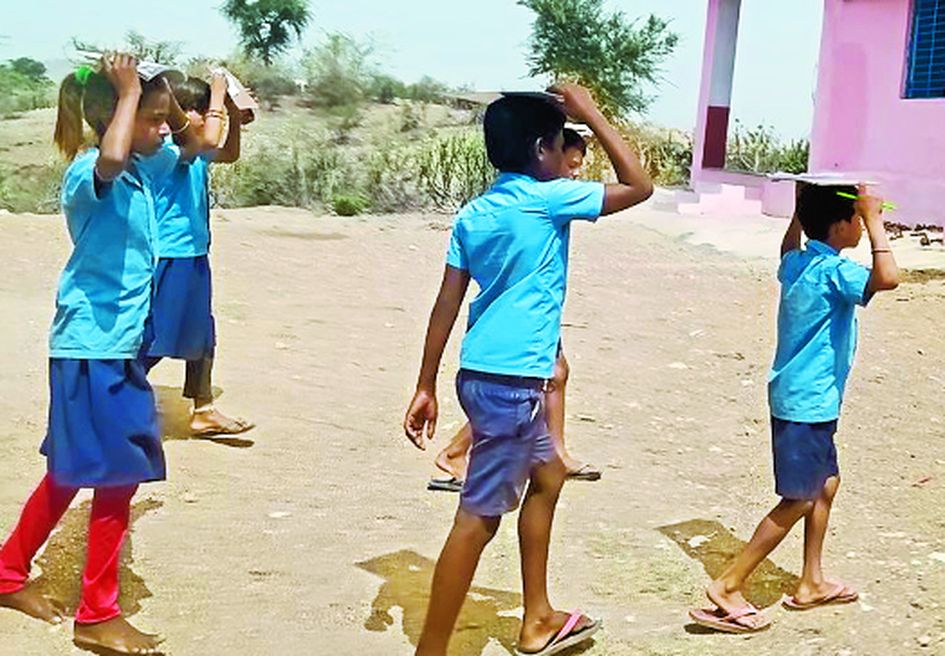 udaipur news नन्हों की दोहरी परीक्षा, तपती धूप में जाना पड़ रहा है मां-बाड़ी केंद्रों पर