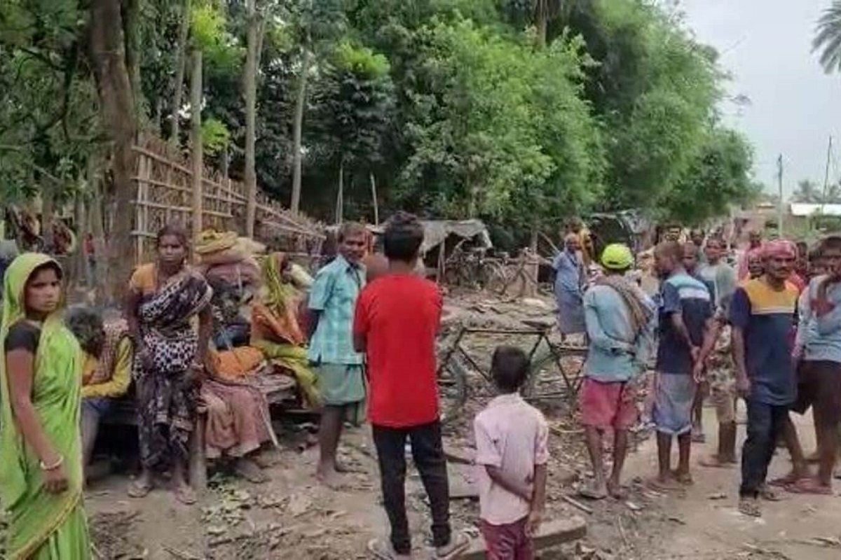 बिहार पुलिस ने बंगाल की सीमा में प्रवेश कर चलवाया बुल्डोजर, 20 घरों को कर डाला तहस-नहस