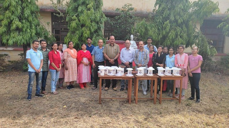कॉलेज छात्रों ने सिर्फ ₹20 में बनाया सेल्फ वाटरिंग बर्ड फीडर, ऑटोमेटिक सप्लाई होगा पक्षियों के लिए पानी