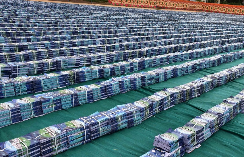 Gujarat World Record : 2.5 किलोमीटर नोटबुक, 5.6 टन शैक्षणिक किट