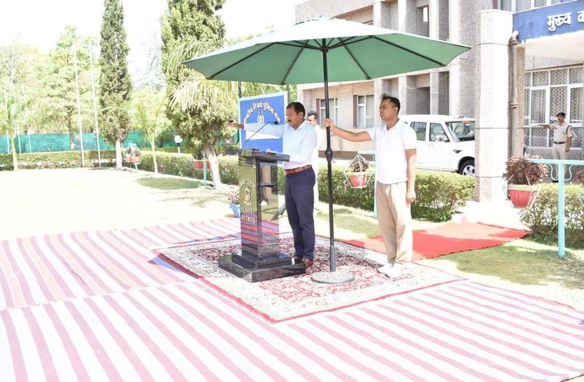 सीआरपीएफ जवानों ने आतंकवाद दिवस पर ली आतंकवादियों को मौत के घाट उतारने की शपथ