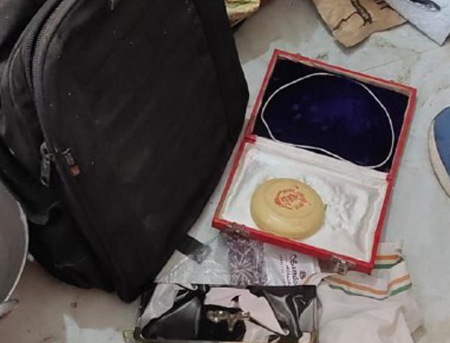 Thieves targeted two houses in one night, jewelery worth fifteen lakhs