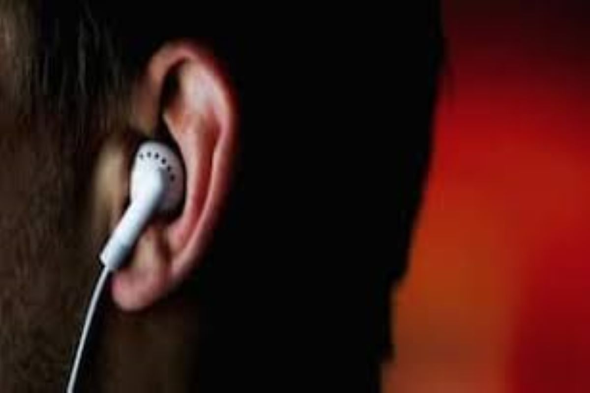 Earphones Side Effects: जरूरत से ज्यादा ईयरफोन का इस्तेमाल करना हो सकता है खतरनाक, कानों से जुड़ी हो सकती हैं कई समस्या