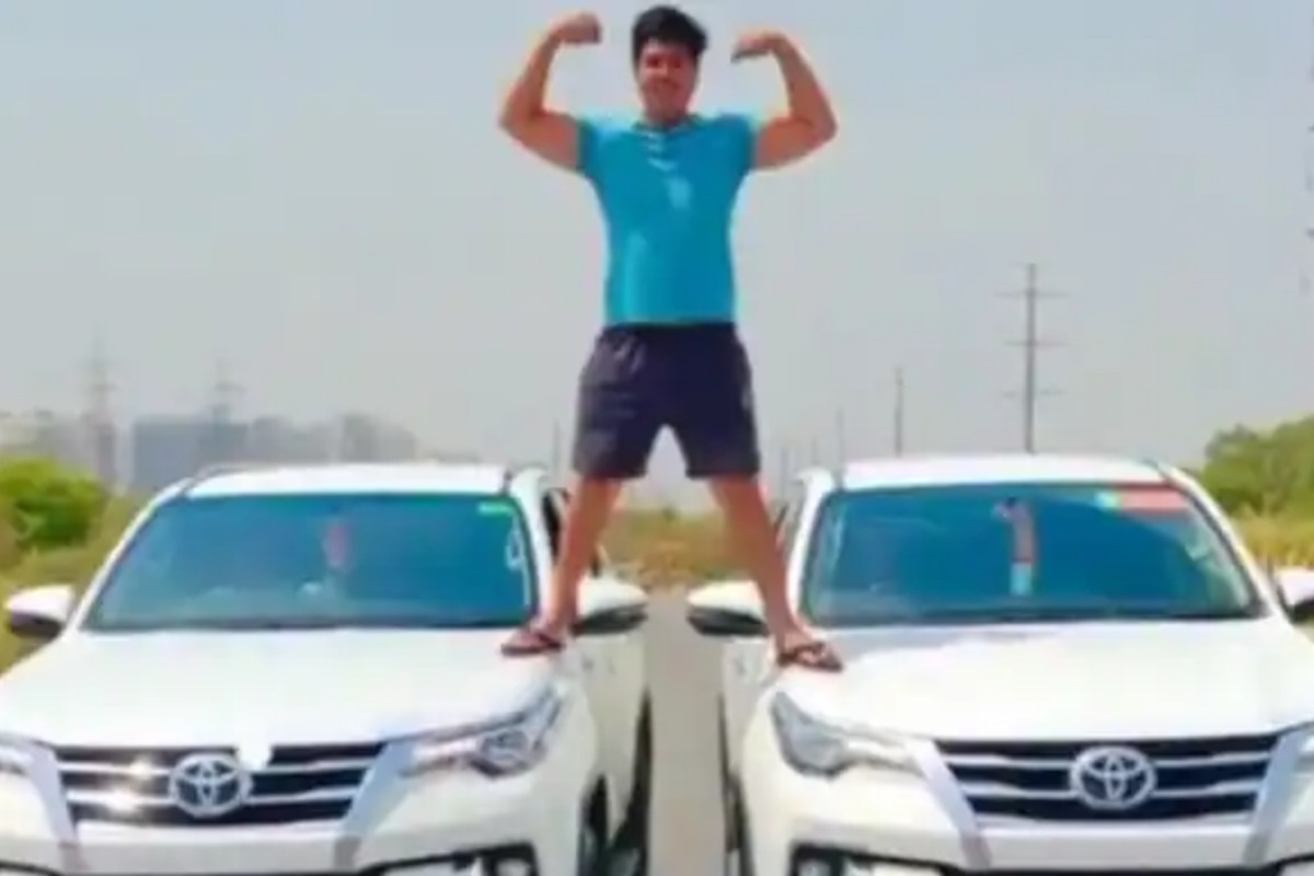 Stunt video : दो कारों पर स्टंट करने वाले रईसजादे को पुलिस ने सिखाया कड़ा सबक