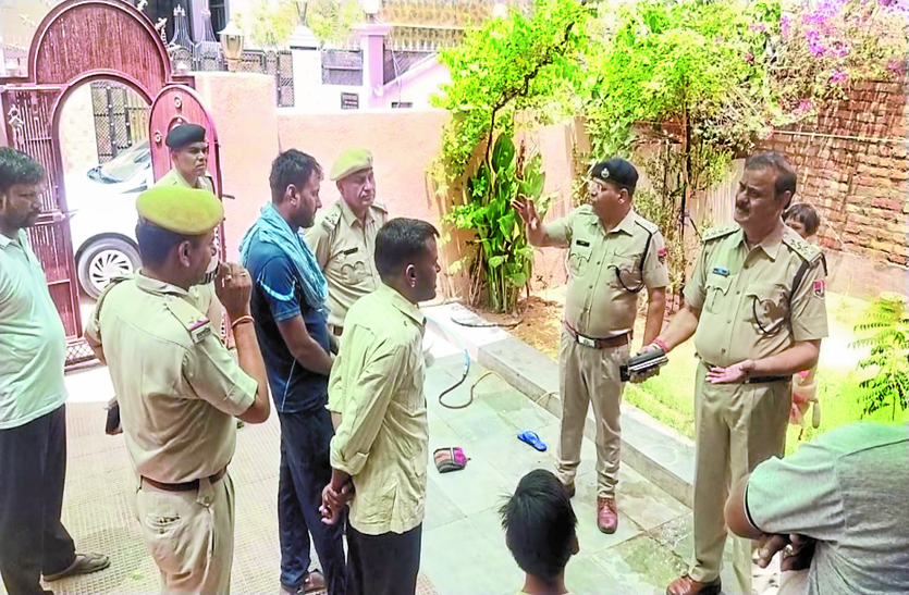 police officers reach the victim's hous- पीडि़त के घर क्यों पहुंचे पुलिस अधिकारी, क्या ली जानकारी