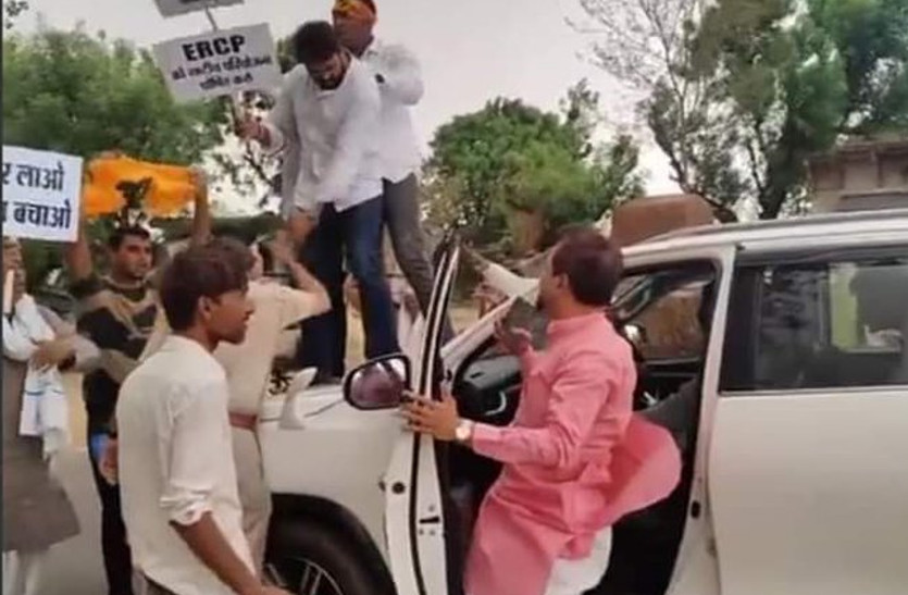 VIDEO : राजस्थान के BJP सांसद मनोज राजोरिया को घेरा, कार के बोनट पर चढ़कर लगाए नारे?