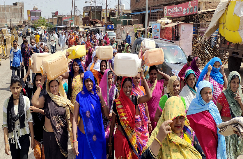 protest on water problem: पानी की समस्या पर लोगों का धरना, ओवरब्रिज व एफओबी पर लगा वाहनों का जाम