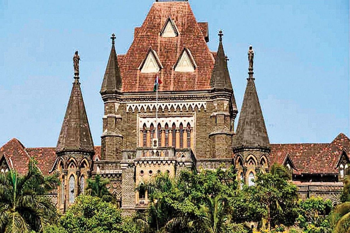 Bombay HC directs 8 people  to clean-up Versova beach