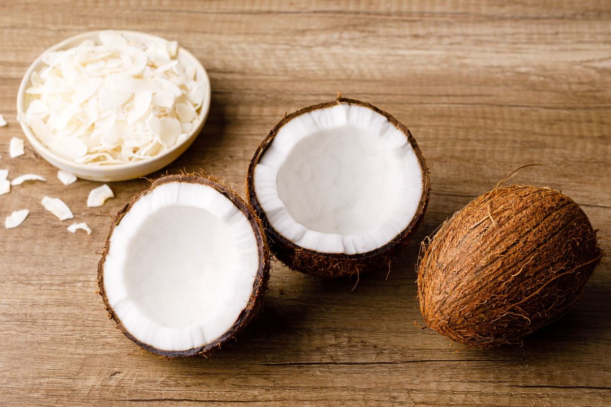 Coconut Side Effects: नारियल खाने से पहले जाने लें ये बात, फायदे की जगह पहुंचा सकता है नुकसान