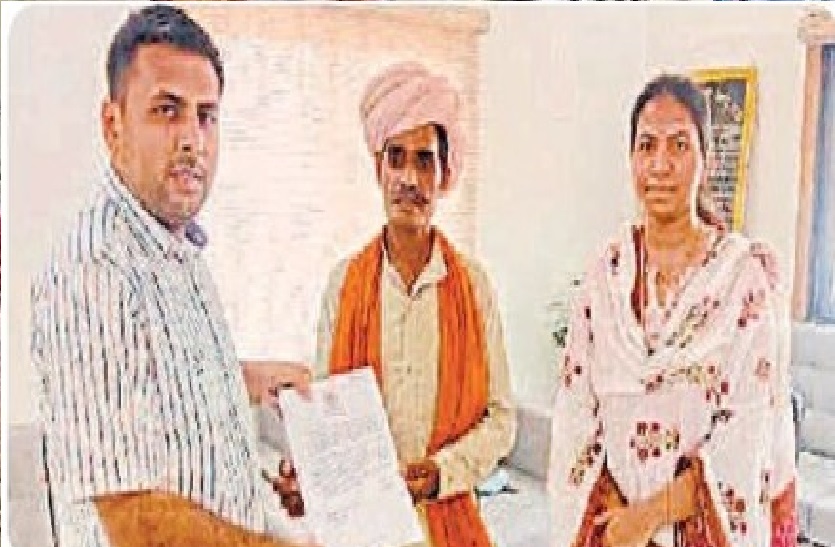 collector_handing_over_the_residence_certificate_to_the_beneficiaries.jpg