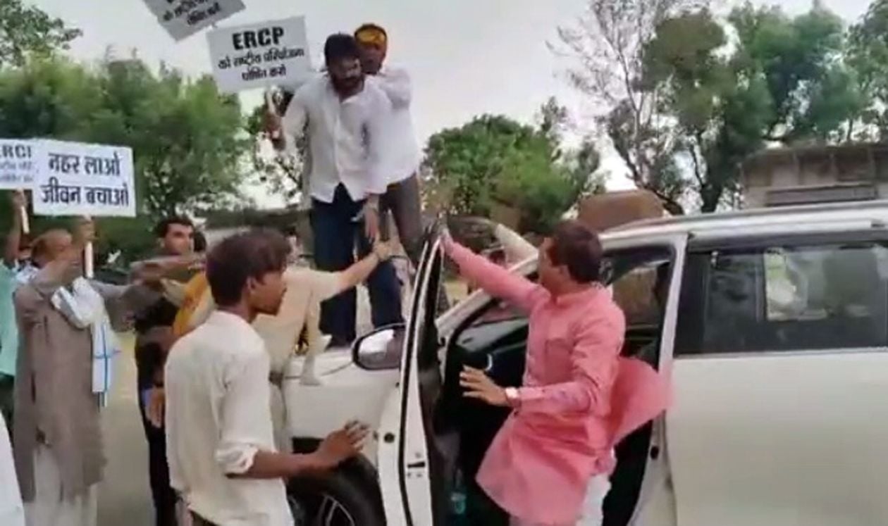 सांसद मनोज राजोरिया का रास्ता रोक, कार पर चढ़े युवक, गार्ड से बदसलूकी
