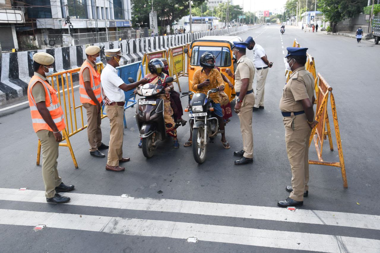 चेन्नई में पिछली सवारी के हेलमेट न पहनने पर पुलिस ने काटा चालान