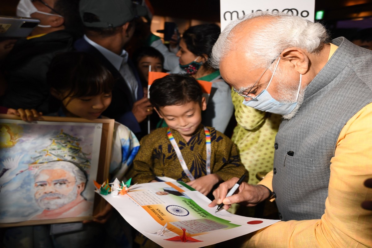 प्रधानमंत्री नरेंद्र मोदी टोक्यो पहुंचे, भारतीय प्रवासियों ने किया स्वागत, जापानी बच्चे के हिन्दी बोलने पर गदगद हुए PM