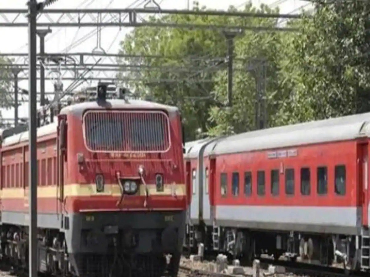 बिहार में पटरियों पर धरना-प्रदर्शन के चलते 23 ट्रेनें रद्द, 40 डायवर्ट की गईं