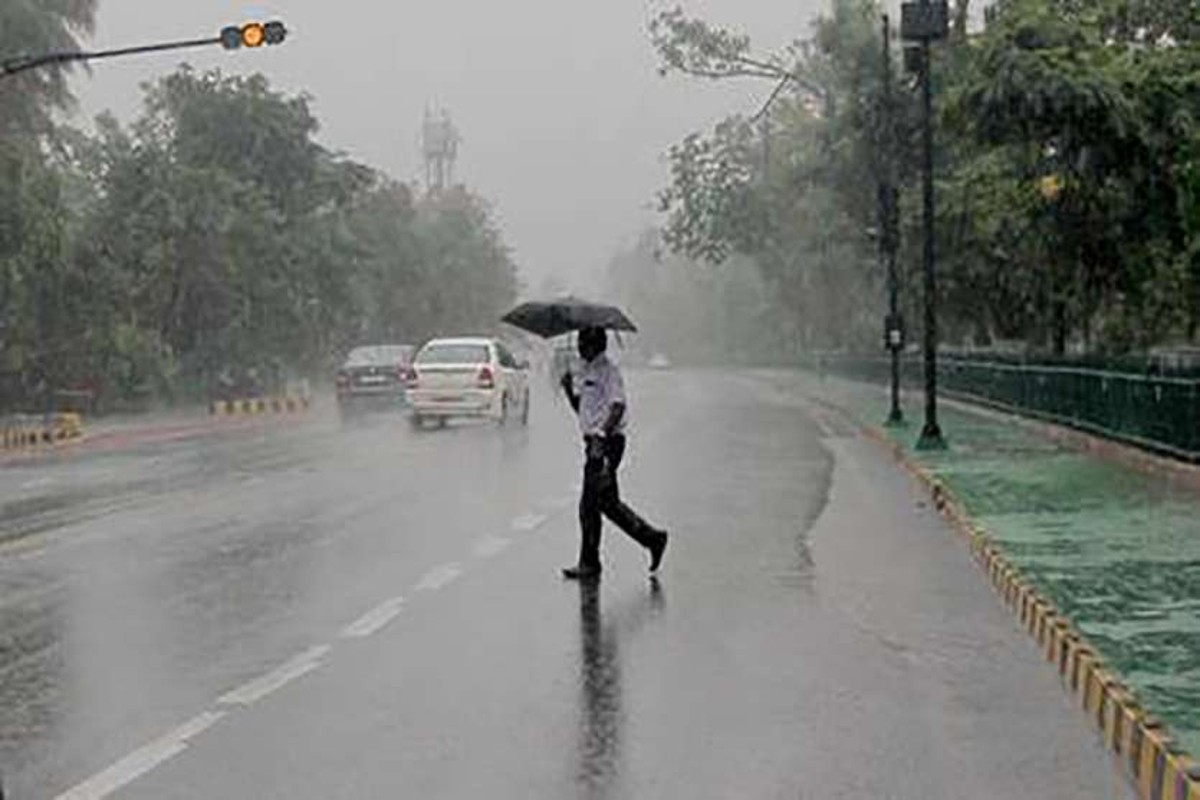 Delhi News Live Updates: दिल्ली-एनसीआर में 90 KM की रफ्तार से हवाएं चलने का अनुमान