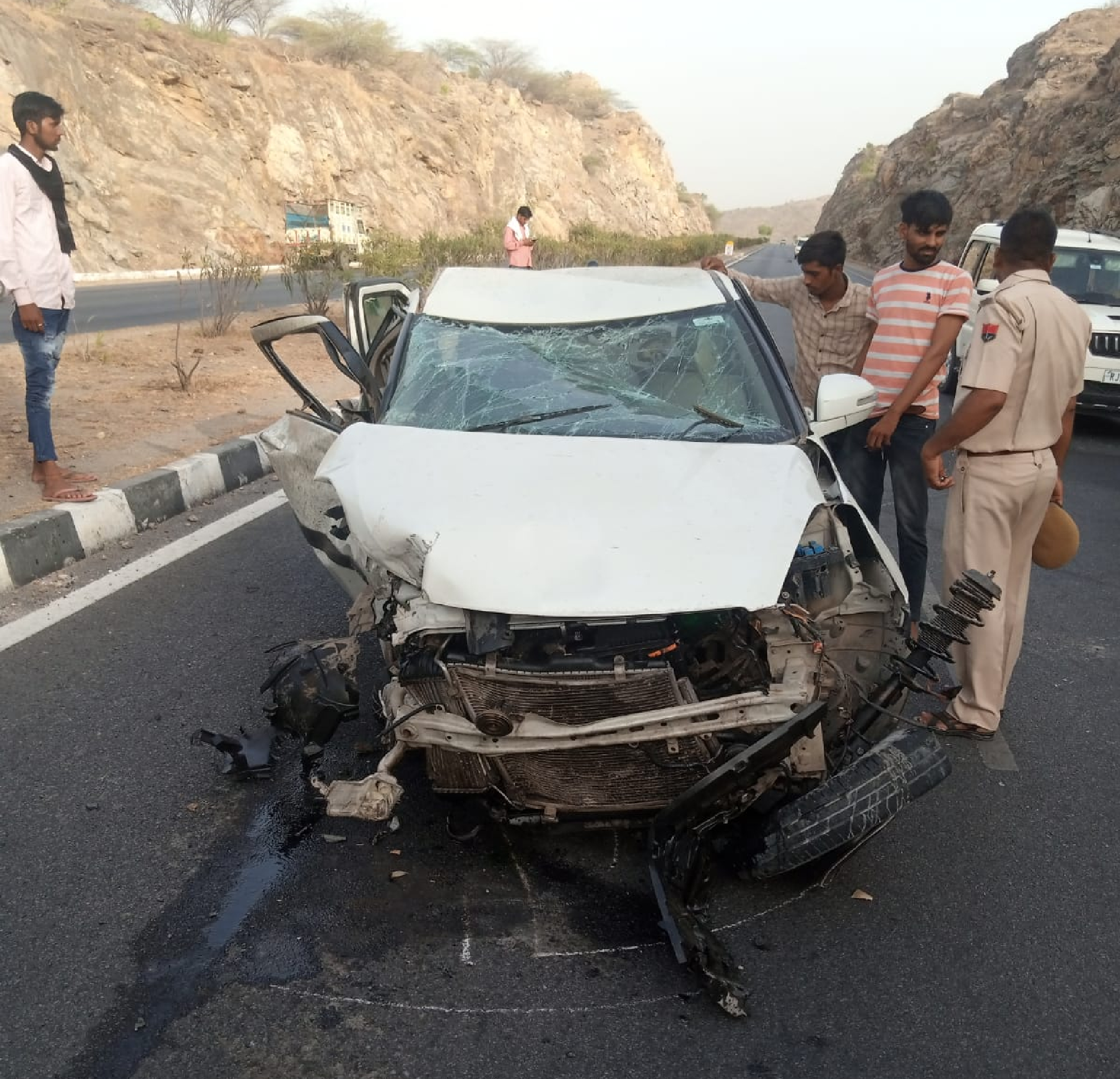 कार का टायर फटा, असंतुलित होकर कार चट्टान से टकराई, तीन वर्षीय बच्ची की मौके पर मौत