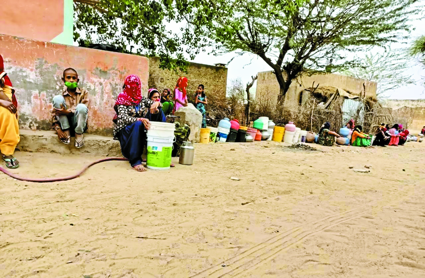 Water crisis-- नहर बंदी से पानी का संकट: बूंद-बूंद को तरस रहे गांव के लोग