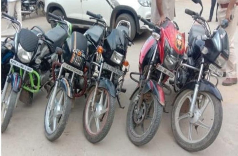 नाकाबंदी में पकड़ी चोरी की 5 बाइक, तीन आरोपी गिरफ्तार
