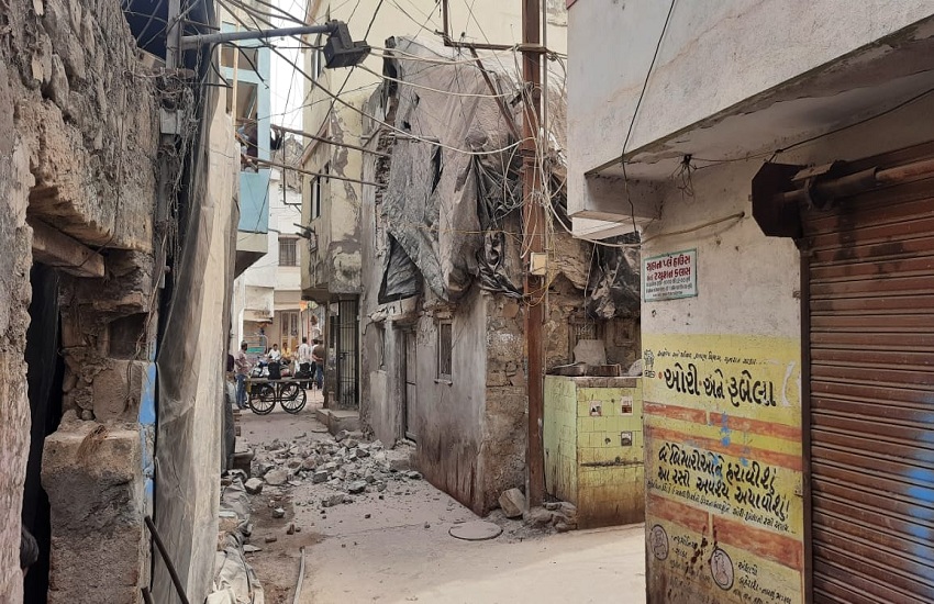 Jamnagar News  जामनगर में दो अति जर्जरित मकान ढहाए