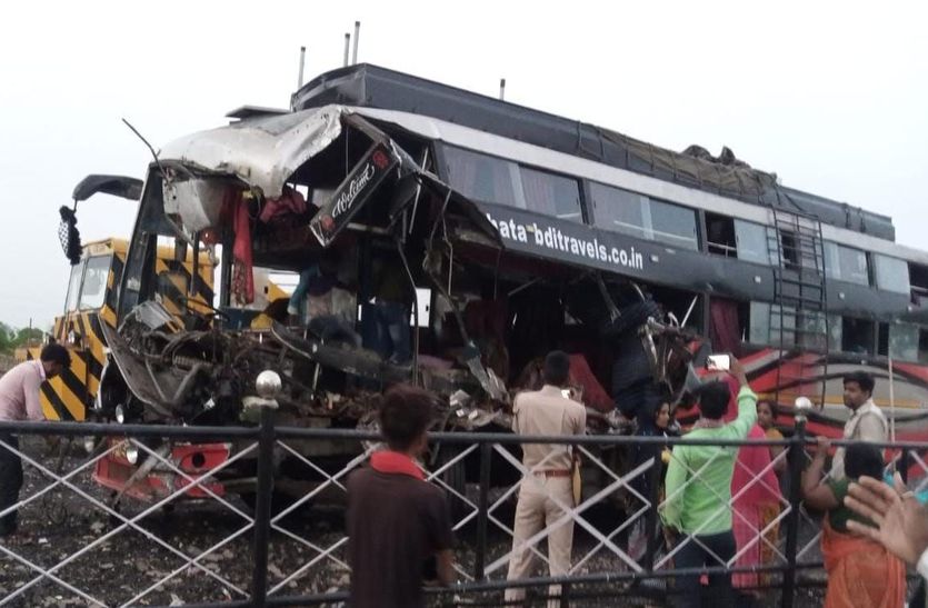 Road accident in Kota : बस ट्रेलर से टकरा अनियंत्रित होकर पलटी, चार की मौत, 15 से अधिक लोग घायल