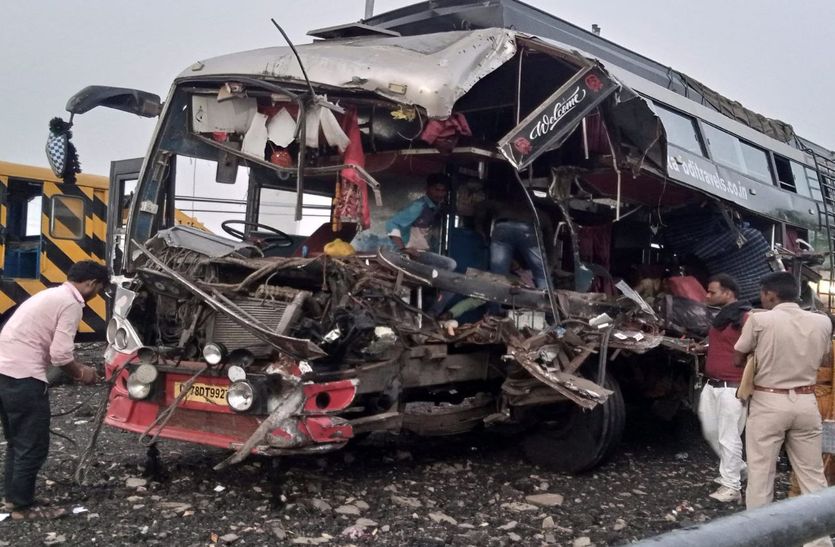 Road accident in Kota : स्लीपर कोच बस के एक साइड के उड़े परखच्चे, यात्रियों में मची चीख-पुकार