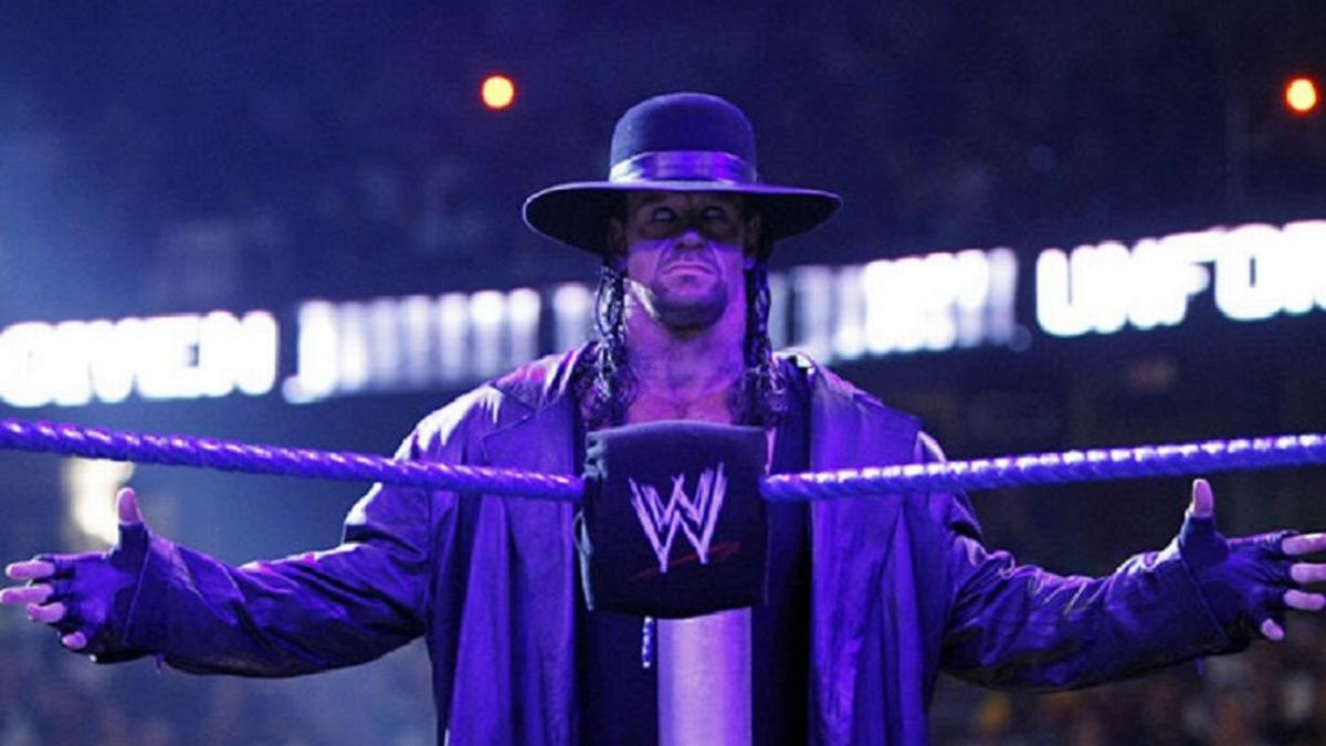 The Undertaker लाइट्स बंद होने के बाद एकदम से WWE रिंग में कैसे प्रकट हो जाते हैं ?