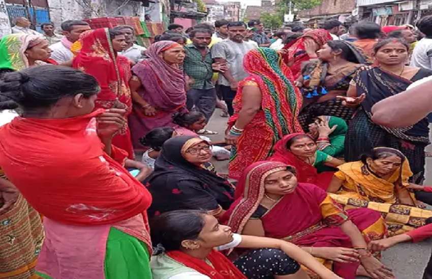 धूल भरी आंधी में गिरी दीवार के मलबे में दबने से युवती की मौत के बाद महिलाओं का प्रदर्शन
