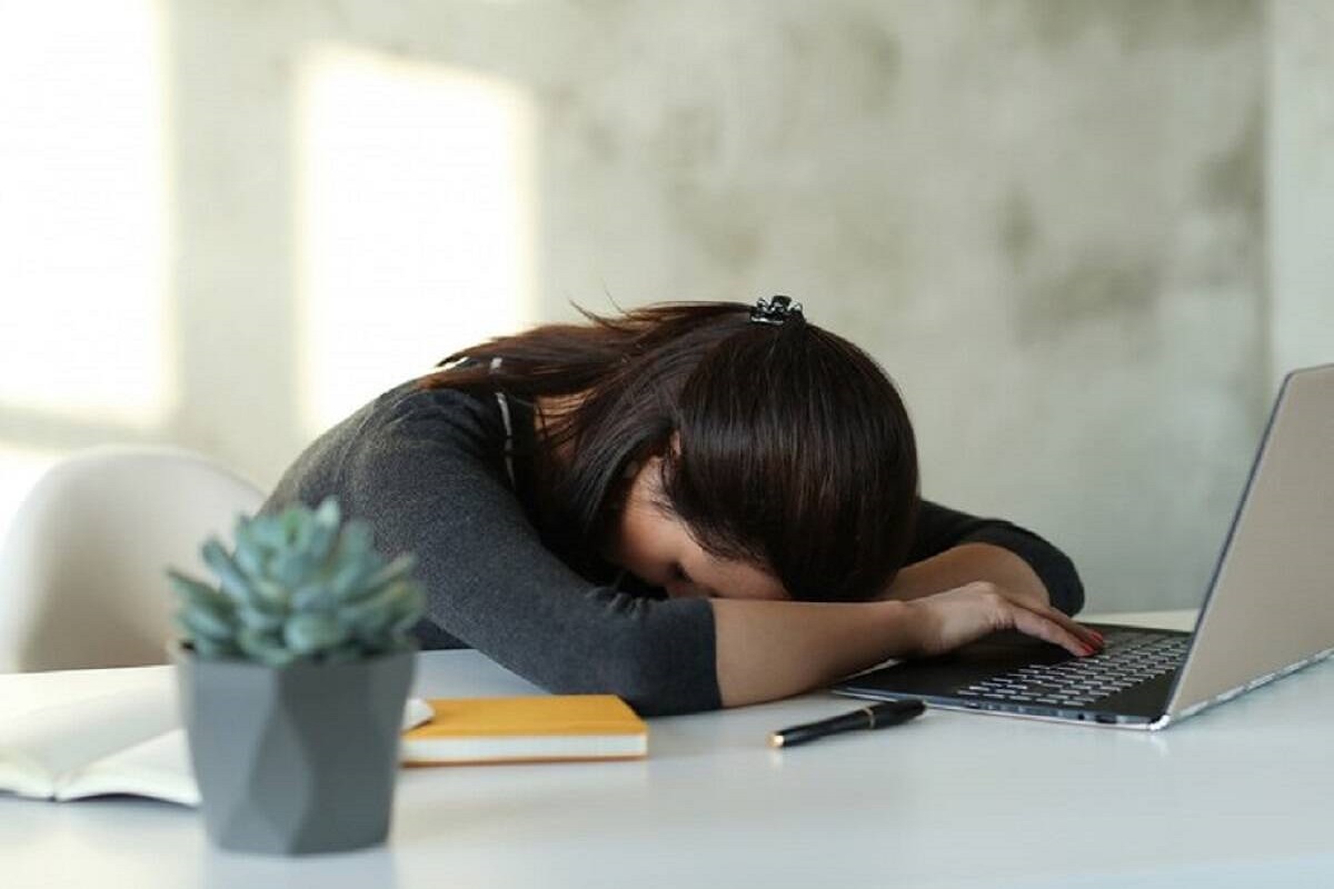 Fatigue Symptoms: क्या सोकर उठने के बाद भी शरीर में बनी रहती है थकान, तो ये टिप्स कर सकते हैं आपकी मदद