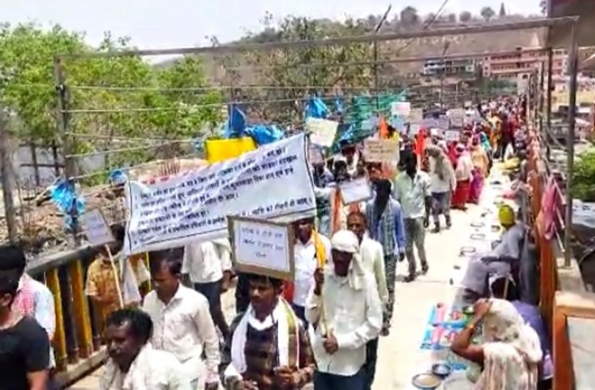 Agitators took out a rally in Omkareshwar to protest