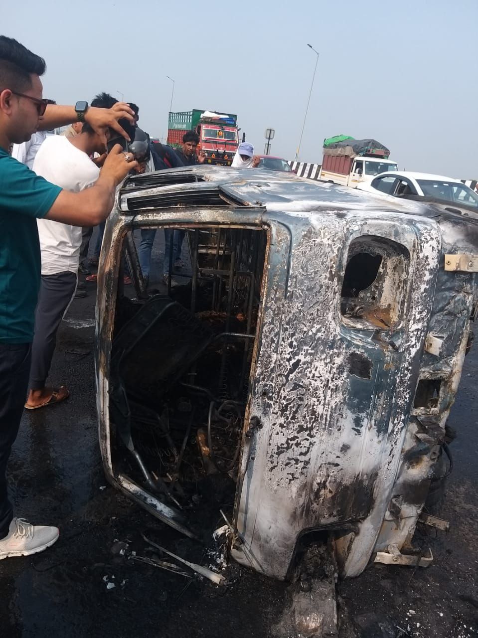 मेरठ Express Way पर कार में लगी भीषण आग, गाजियाबाद में चलती गाड़ी बनीं आग का गोला